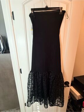 Elegant Black Strapless Midi Dress with Lace Hem